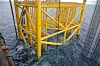 Totalt er understellet 137 meter høyt, og det ble løftet sakte ned til havbunnen på 112 meters dybde.