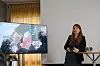 Fra pressekonferansen i mars: Miljøsjef Giuliana Silvana Larice med satellittbilde av Alunorte-anlegget og hvor det ble sluppet ut overflatevann i Canal Velho, som renner ut i elva Pará. Foto: Tore Stensvold