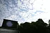DEKKET: Skydekket lå foran solen store deler av formørkelsen, men det var likevel fint mulig å se den gjennom egnede briller.