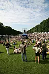 FULLT: Ettersom formørkelsen tok til, kom det flere og flere til arrangementsområdet i Frognerparken.