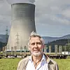 Jonny Hesthammer er daglig leder i Norsk Kjernekraft – her fotografert foran Gøsgen kjernekraftverk i Sveits. Foto: Tormod Haugstad