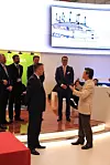 Hele toppledelsen i DNV GL med blant andre konsernsjef Remi Eriksen (bak t.h), maritim-sjef Knut Ørbeck-Nilssen (t.v. for Eriksen) og forretningsdirektør Trond Hodne (foran) var til stede på SMM da Yoshioka Tatsuya fra Peace Boat og DNV GL undertegnet en partneravtale. Foto: Tore Stensvold