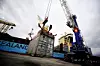 NAVN: GRØNN HAVN HVA: Energieffektiv miljøhavn MÅL: Få mer gods over på skip ved å være effektiv, miljøvennlig og konkurransedyktig TEKNOLOGI: Elektrifisere mest mulig utstyr (kraner, trucker, stackere, kjøretøy) og tilby landstrøm ved alle kaier. «Smartgate» – terminalstyring. Sonedelt belysning med LED-pærer BESKRIVELSE: Miljøhavn som skal tilby landstrøm ved alle kaier samt LNG-bunkring. Legger om til elektrisk drevet kran og annet utstyr, eventuelt HVO (2. generasjons biodiesel). LED-belysning, sonedeling og sensorstyring. Smartgate – elektronisk styring av gods og transport inn/ut – reduserer trafikk inne på terminalen med 50 %. DELTAKERE: Risavika Havn, Fraktefartøyenes Rederiforening, Skangas, ZEM, Kystverket, DNV GL, Halliburton, GMC, KS Bedrift, Lyse Les mer