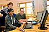 Rambase: Disse tre arbeider med forretningssystemet Rambase i Jakob Hatteland Computer AS. Fra venstre: Linda Hatteland, avdelingsleder, Nithya Arumugam, software testingeniør og systemkonsulent Gaute Solheim. Foto: Thomas Førde