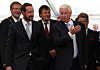 Kronprinsen ankommer ONS. Her blir han møtt av ONS-general Kjell Ursin-Smith (t.h). Bak står Stavangers ordfører Leif Johan Sevland (t.v) og olje- og energiminister Terje Riis-Johansen.