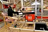 AutoStore, bedriften som utvikler robotiserte plukklagersystemer, er solgt ut av Hatteland-gruppen, men hovedvirksomheten blir i Åmsosen. Her er softwareutvikler Dan Ove Nilsen i arbeid med en av robotene. Foto: Thomas Førde