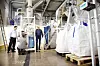 Anlegget på Nortura som skiller hinnen fra skallet er koplet direkte inn på eksisterende produksjonslinje og plassert i et eget nybygd rom. Selve prosessen er hemmelig, men bildet viser et sikteverk på venstre side. På høyre side står sekkene som fylles med kalk og med eggeskallhinnen. Det brukes luft til å skille skallet og hinnene fra hverandre. Fra venstre: Ralf Schmidt, en ansatt i produksjonen, teknisk sjef Trond Haslestad og fabrikksjef Atle Christiansen. Foto: Sverre Chr. Jarild