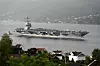 Det amerikanske hangarskipet USS Gerald R. Ford på vei inn Oslofjorden, her ved Drøbak og Oscarsborg fredag morgen.