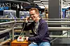 Yngre besøkende som ikke er kjent med analoge telefoner synes det er veldig morsomt å prøve det ut i praksis, sier Dag Andreassen. Foto: TUM Studio