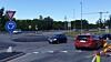 Bilen midt i bildet var en av mange som kjørte på feil side av rundkjøringen når de kom inn fra høyre. Som et strakstiltak ble det satt opp et 404-skilt (skråpil ned mot høyre) i trafikkøya for å gjøre det tydelig hvilken vei man skulle kjøre og refleksmarkeringer i som fysisk sperret mot å svinge feil. Fredag ble det satt opp et rondellskilt på trafikkøya, som viser kjøreretningen i rundkjøringa uansett hvor man kommer fra. Bildet er tatt før tiltakene ble utført.