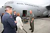 Flo-sjef Trond Karlsen (f.v), Luftforsvarssjef Stein Nodeland og forsvarsminister Grete Faremo får en hjertelig velkomst på vei inn i 'Siv' for formasjonsflyging over Oslo sentrum.
