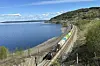 Et godstog fra Onrail kjører fra Åndalsnes på dobbeltsporet langs Mjøsa.