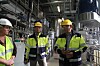 Finansminister Siv Jensen fikk en innføring i hva Borregaard forsker på ved demoanlegget for bioraffineri. Anders Sjöde er sjef for demoanlegget. Administrerende direktør Per A. Sørlie til høyre.