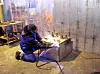 BORER HULL: En ansatt ved Norsk Metallretur i Tønsberg borer hull i en høyspenningsbryter fylt med SF6-gass. Høyspenningsbryterne er «sealed for life» og det er vanskelig å ta seg igjennom. Men punkter i forseglingen er laget svakere, slik at det skal gå an å bore igjennom.