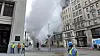 En dampsky under høyt trykk slo opp fra gaten da et gammelt rør revnet under Fifth Avenue midt på Manhattan.