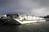 Becker Marine og Aida Cruises har gått sammen om å bygge lekteren som produserer 7,5 MW strøm fra fire gassdreven generatorer. AIDAsol kan dermed stanse hjelpemotorene. Det er et godt miljøtiltak i Hamburg. Men det var en byråkratisk hard kamp å få alle tillatelser.