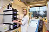 Milda Kaniusaite bruker genteknologi til å designe de bakteriene som fungerer best til å utvinne biodrivstoff. Foto: Yngve Vogt/Apollon