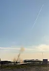 RJ155 skytes fra Nammos L39-testkanon på Andøya. På bildet ser vi ramjetmotoren tenne umiddelbart etter at prosjektilet har forlatt kanonrøret. Foto: Nammo