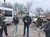 Valeriy Rumchuk, som har ansvar for administrasjonen i den lokale byen, forteller Peter Horne Zartsdahl om gjenoppbyggingen av barneleiren. Foto: Mats Magnussen