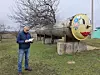 Jens Erik Treldal noterer opplysninger ved siden av vanntanken. Foto: Jeppe Nybroe