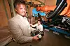 NY ROBOTLAB: I en ny robotlab finner Sintef-forsker Pål Liljebäck (bak) og direktør Ulrik Bindingsbø i Hydro ut hvordan en robot på plattform fungerer.