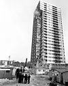 Politifolk utenfor den 22-etarser høye boligblokka Ronan Point i Øst-London like etter kollapsen. Foto: NTB Scanpix