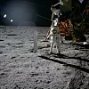 Astronaut Edwin E. Aldrin står ved siden av utstyr til sol-vind-eksperiment på månen under Apollo 11-oppdraget.