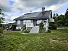 Norgespris har bidratt til at markedet for solceller på bygg har skrumpet inn. Nå vil budsjettpartnerne utrede en prisgaranti for strøm solgt fra solceller på bygg.