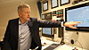 Fergene kunne vært helektriske, men da ville ikke batteriene vart i ti år. Ketil Aagesen i Siemens peker på ladeindikatoren.