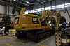 En 25-tonns Caterpillar gravemaskin gjøres klar for levering til kunde hos Pon Equipment på Skedsmokorset. En identisk maskin strippes nå for motor, drivstofftank og drivstoffsystem og forsynes med batterier for 5-7 timers drift før lading. Bilde: Tore Stensvold