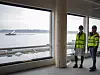 Stine Hostad (t.v) er leder i Entras avdeling i Trondheim, Nina Eriksen er Entras prosjektleder i Powerhouse Brattørkaia. Her står de i øverste etasje av plusshuset, som har utsikt mot Munkholmen. Foto: Tuva Strøm Johannessen