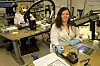 I dag limes sensorene til kabinen i fly for hånd under mikroskop. Sensorene i jetmotorene vil kreve ny produksjonsprosess. På bildet operatør Elisabeth Brenno (foran) og Lone Prent Berner (bak). Foto: Håvard Solerød