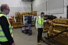 Trond Skaufel (t.v), mekaniker Stig Fjellstad og Jannik Stanger (t.h) i opplæringssenteret for marine motorer på Skedsmokorset. Motoren til høyre er om lag halve størrelsen som motoren bak, men effekten er lik. Bilde: Tore Stensvold