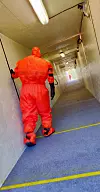 Test med frivillige: Evakueringsøvelse med frivillige deltagere ble gjennomført i en korridor som simulerte krengning. Foto: Privat