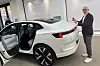 Henrik Svensson i Polestar avduket selskapets første modell uten bakrute. Videoen som filmer 64 et 64 graders synsfelt bakover, kan ses på et display i bilens speil innvendig. Det har egen elektronisk krets og prosessor uavhengig av den store skjermen.