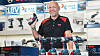 Ståle Henriksen i TOOLS-butikken i Askim gir råd om drill.