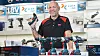Ståle Henriksen i TOOLS-butikken i Askim gir råd om drill.