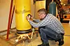Rustanalyse: Tekniker Knut Espen Lorentzen har skåret hull i rørledningen for å jakte på årsaken til korrosjon. Foto: Tormod Haugstad