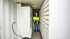 Ayond har bygget laderen og batteribanken som brukes på anlegget i Bergen Travpark. Joar Vik Larsen i Ayond forteller at de har utviklet all programvare selv. Foto: Marius Valle
