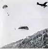 Fallskjermene er i lufta og dyrene daler mot bakken. Foto: Idaho Department of Fish and Game/Wikimedia Commons