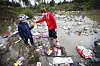 13-åringene Oliver Slatter (t.v.) og Søren Boucher leter etter godsaker blant mengder av ulike varer som fulgte med flomvannet ut gjennom dørene på ICA-butikken i Vikersund denne uken. Slike flommer kan det blir flere av i fremtiden.