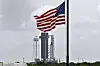 SpaceXs Falcon 9-rakett med Crew Dragon-fartøyet i toppen står klar til onsdagens oppskyting på rampe 39A ved Kennedy Space Center i Florida. Foto: Chris O'Meara / AP / NTB scanpix