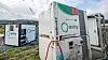 Eviny leverer utstyr fra flere partnere. Batteripakken i forgrunnen er laget sammen med Northvolt. Containere i bakgrunnen er bygget av Ayond, som bruker batterimoduler fra Corvus Energy.