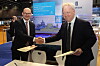 Joachim Wacker (t.v.), som er sjef for produktsalg- og -strategi i Thyssenkrupp Marine System, og administrerende direktør Lars Lühr Olsen i Ulstein har på bildet nettopp undertegnet en intensjonsavtale angående et samarbeid om bygging av mulige fregatter til Sjøforsvaret.