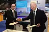 Joachim Wacker (t.v.), som er sjef for produktsalg- og -strategi i Thyssenkrupp Marine System, og administrerende direktør Lars Lühr Olsen i Ulstein har på bildet nettopp undertegnet en intensjonsavtale angående et samarbeid om bygging av mulige fregatter til Sjøforsvaret.