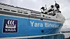 Yara Birkeland til kai i Horten. Den automatiske fortøyningsarmen forut er foldet sammen på dekk.
