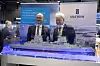 Joachim Wacker (t.v.) i Thyssenkrupp Marine System og Lars Lühr Olsen i Ulstein bak en modell av den tyske F127-fregatten. Fregattdesignet kalles for MEKO A-400. Foto: Harald Brombach