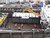 MØYSOMMELIG ARBEID: Fartøyets framre del, som veide 3000 tonn ble flyttet forover cirka 40 meter ved hjelp av hydrauliske 'boggivogner'. Disse kunne kjører forover, sideveis og bakover, og var utstyrt med løfteutstyr. Vognene ble brukt til å rette inn seksjonene før sammensveising.