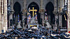 Utbrente rester av taket ligger inne i Notre-Dame dagen etter brannen mandag. Det som ser ut som intakte vokslys, står på staker i kantene av bildet.