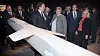 Direktør Eirik Lie i Kongsberg Defence & Aerospace viser fram en JSM-modell for statsminister Erna Solberg, forsvarsminister Frank Bakke-Jensen og næringsminister Monica Mæland under mottaksseremonien for de tre første F-35-flyene på Ørland i november. Bilde: Eirik Urke